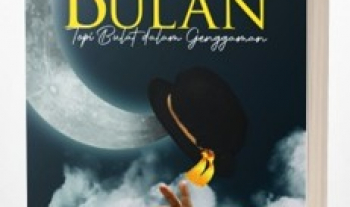 MENGGAPAI BULAN : Topi Bulat Dalam Genggaman